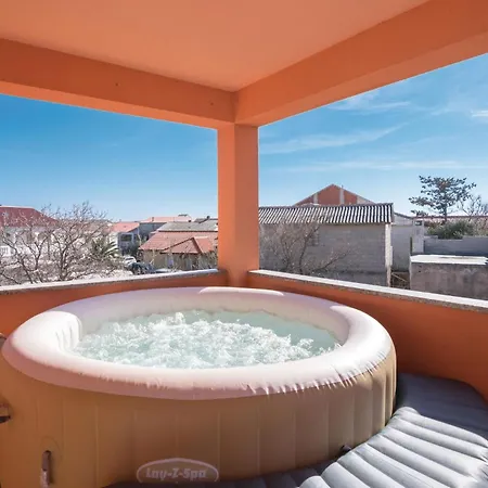 2 Bedroom Cozy In アパート