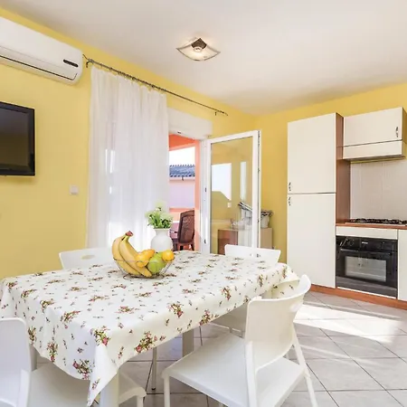 2 Bedroom Cozy In Apartment Povljana