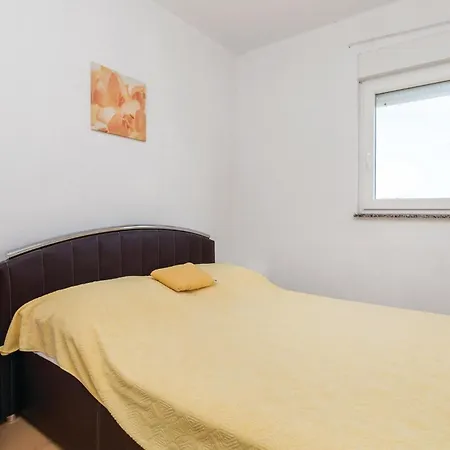 2 Bedroom Cozy In Povljana