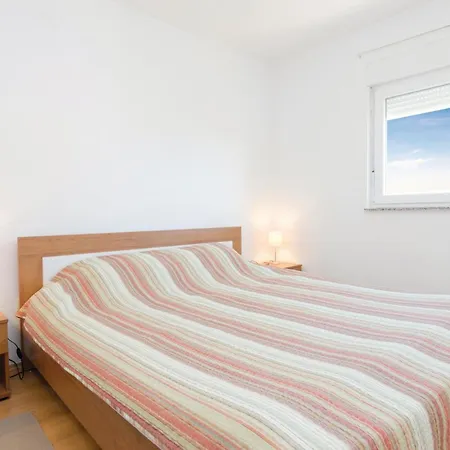 2 Bedroom Cozy In Apartment Povljana